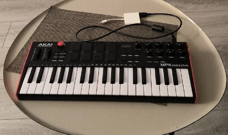 Akai MPK mini Plus MIDI-клавиатура