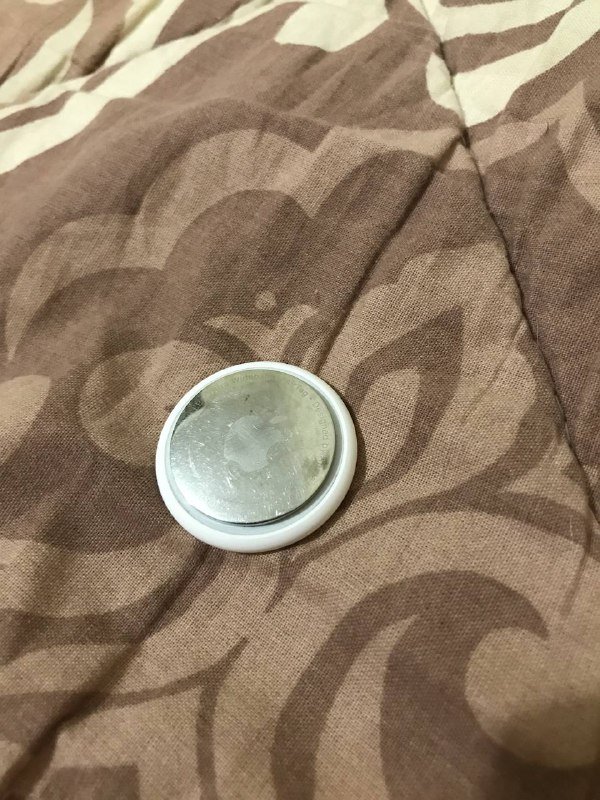 Apple AirPods, Logitech M350 мышь, Apple AirTag 4