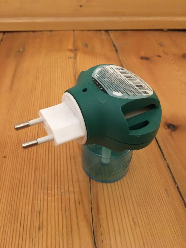 Клеевой пистолет, пассатижи, молоток, мультитул, изолента, ключи, нагреватель, лампочка, свечи, бечевки, рамка, горшок, термокружка, чашка