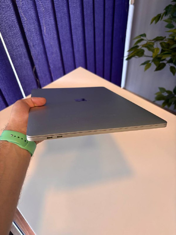 Macbook pro 2018 15.6 i7 16GB 500GB 6