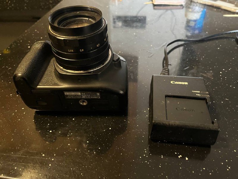 Canon 1300D фотоаппарат с объективом 18-55mm и зарядкой 2