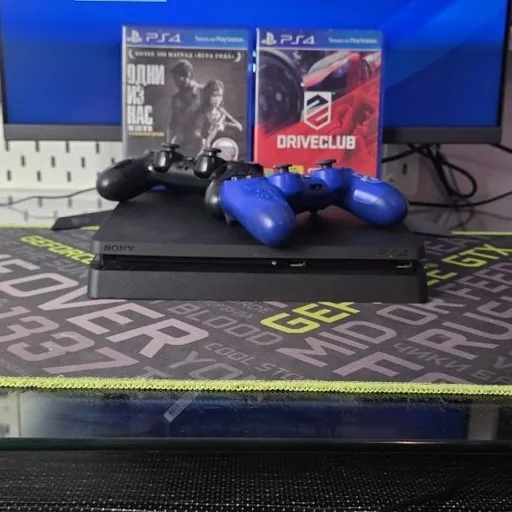 PS4 Slim 1 ТБ, 2 джойстика, 2 игры