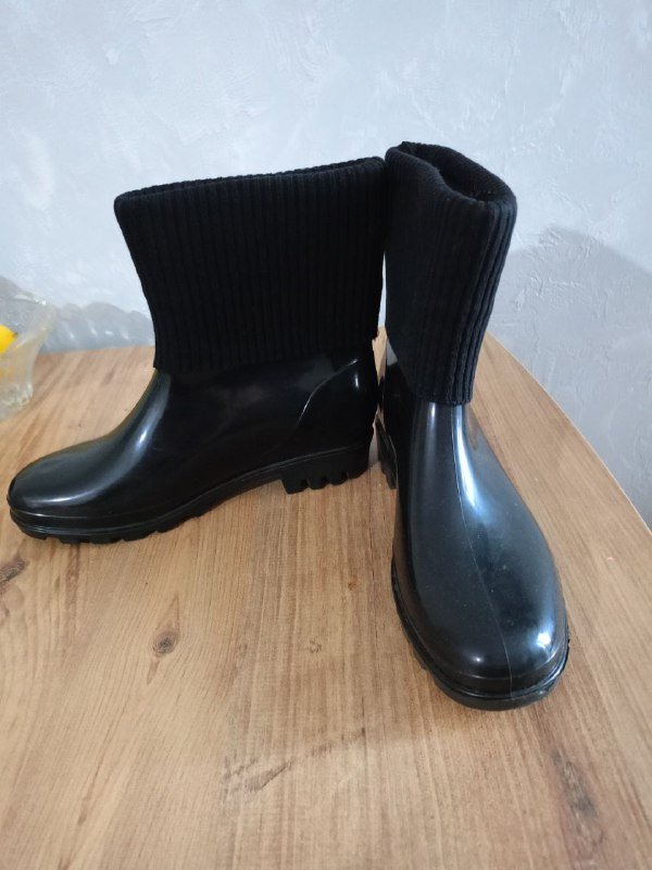 Резиновые сапоги размер 37, кроссовки размер 42-43