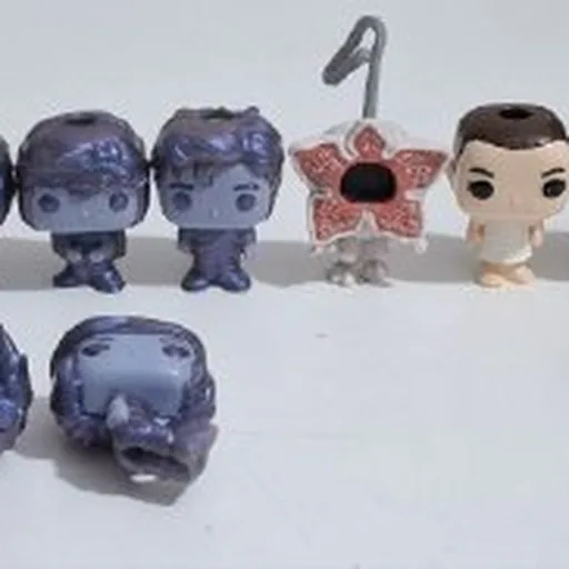 Игрушки из киндеров, Очень странные дела