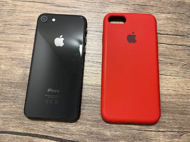 iPhone 8 64GB с чехлом 2