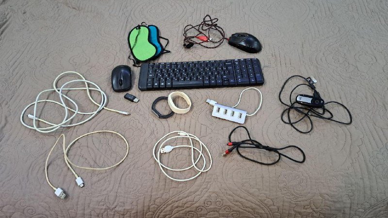 Маски для сна, клавиатура с мышкой, фитнес-трекеры, веб-камера, провода