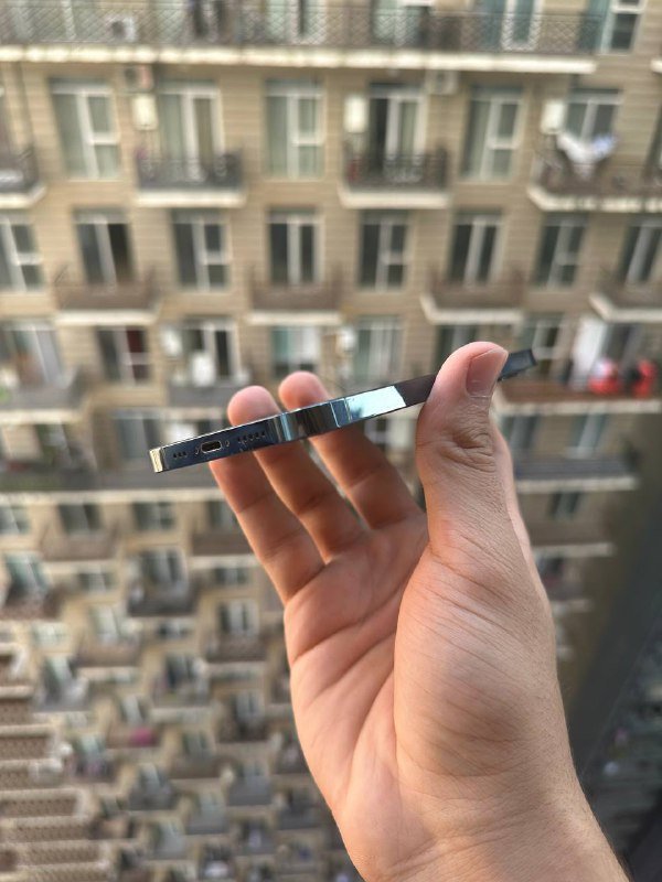 iPhone 12 Pro 256GB с дефектами и двумя чехлами 3