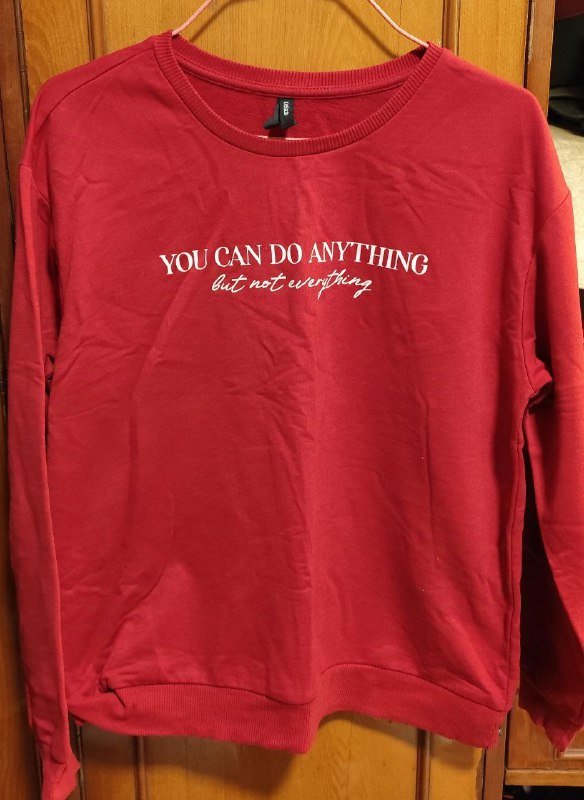 Вещи женские: кофты, джинсовая куртка, юбка