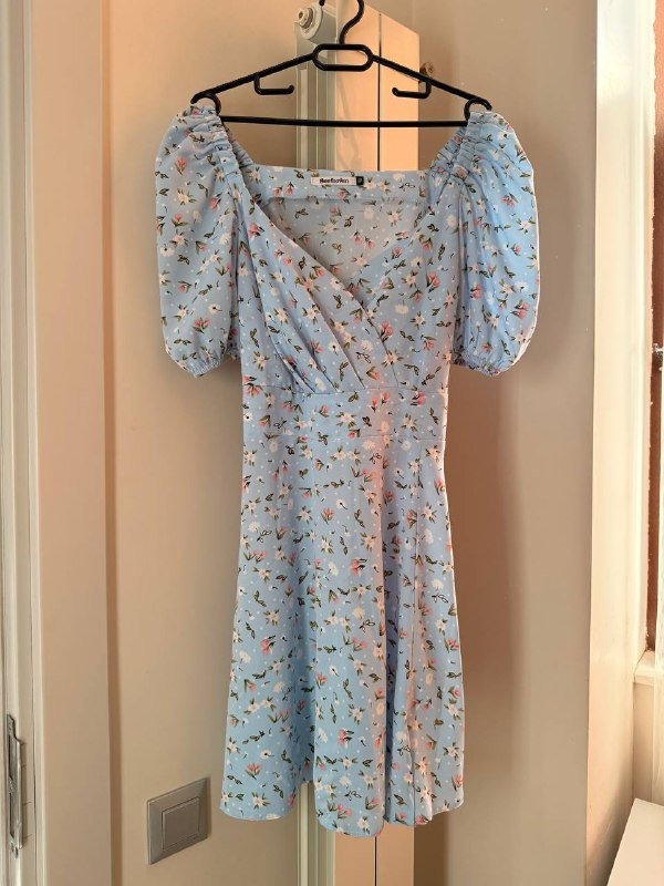 платье, косметика, вязальные нитки, фоторамки, банданы, настольная лампа, духи