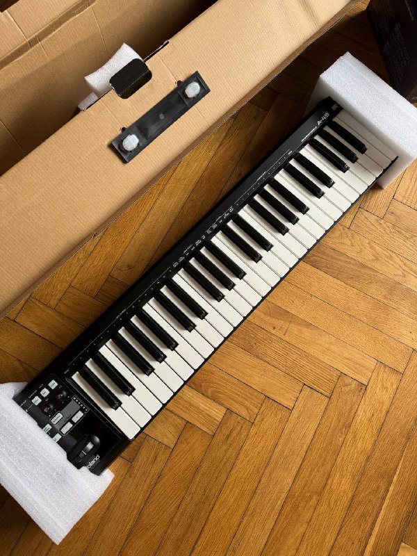 Roland Rubix 44, Roland A-49 MIDI Keyboard Controller, Arturia Minilab mk2 MIDI Controller 4