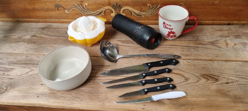 ножи, кружка, соковыжималка, ложка, миска