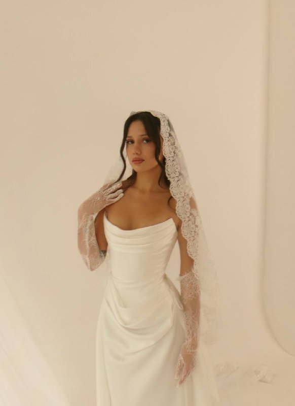 атласное свадебное платье с фатой 4