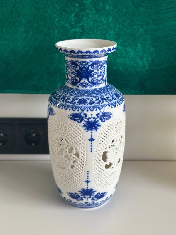 Соковыжималка, картины, вазы, стол, стулья, кушетка, гипсовая голова, стенд 7