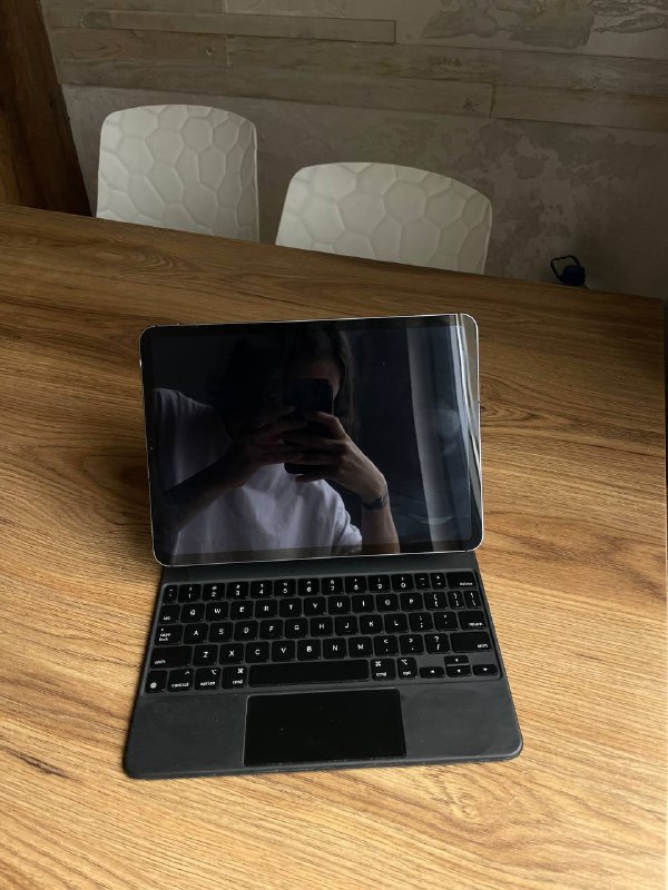 iPad Pro 11 2020 128GB, Magic Keyboard 8