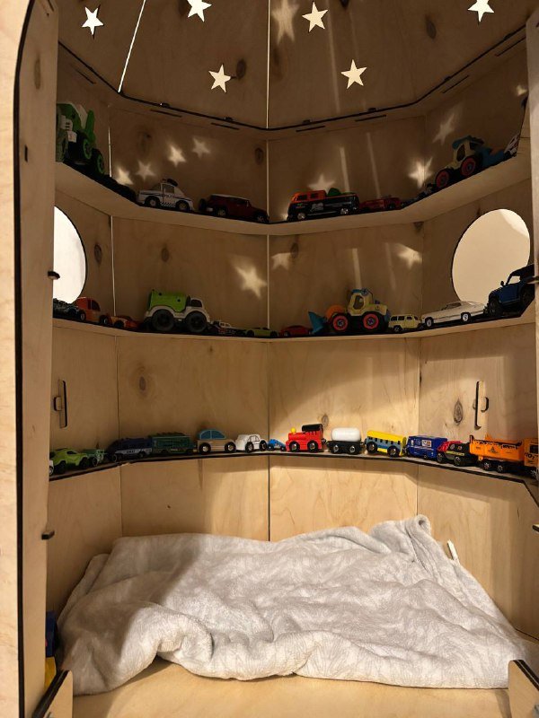 Детская ракетa из фанеры с полочками для игрушек 3