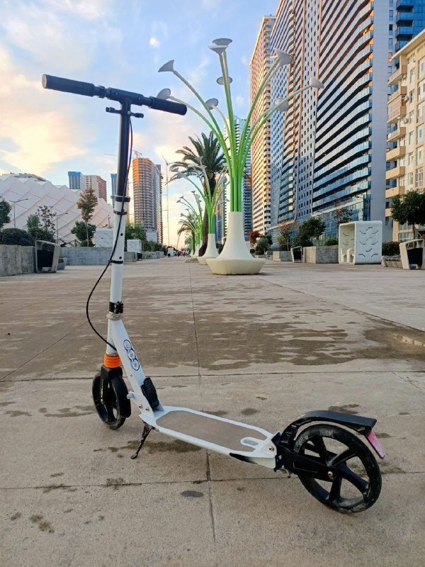 Два самоката белый и чёрный