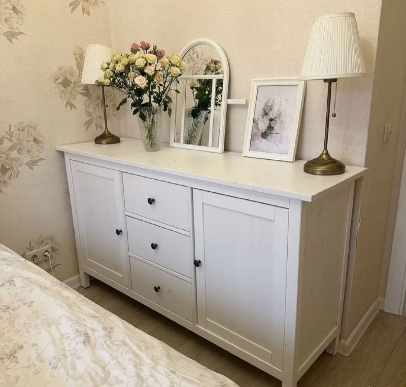 Кухонная машина, стол с 4 стульями, комод, телевизор 7