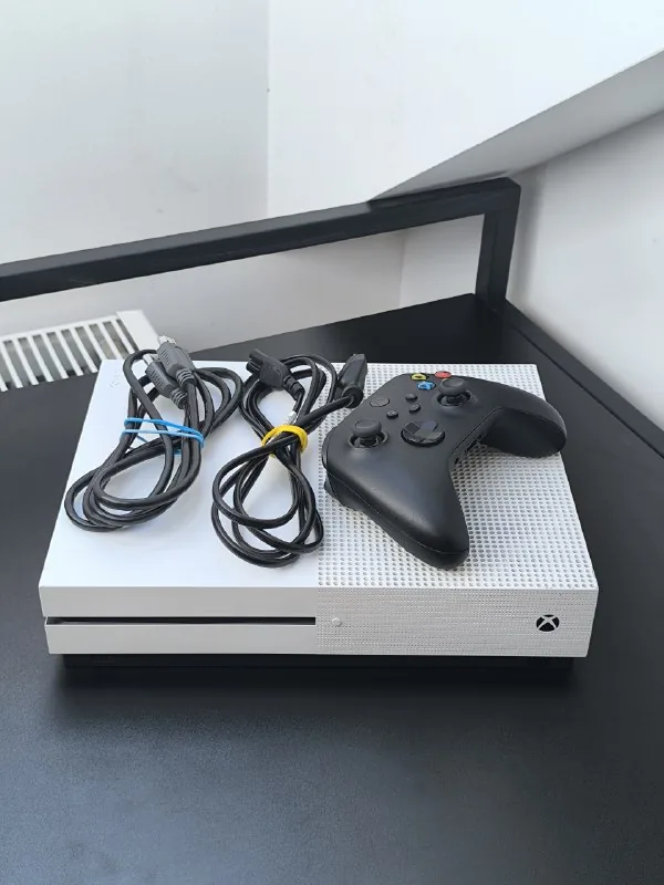 Xbox One S с джойстиком и проводами 1