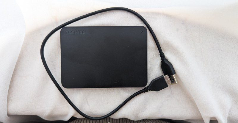 Внешний жесткий диск, поясная сумка, наушники, клавиатура, чехол для чемодана, корзина для белья