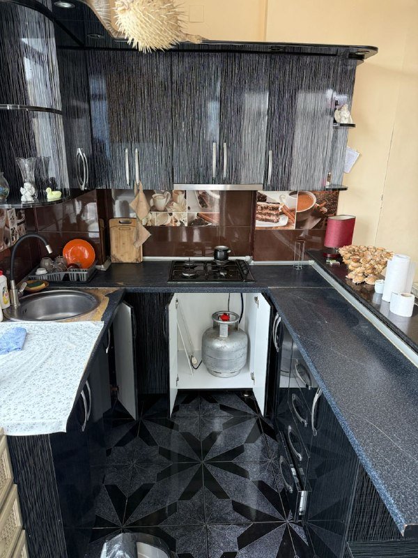 Кухня, бойлер, диван, шкаф, стол, тумбочка, двери, вешалка, обогреватель