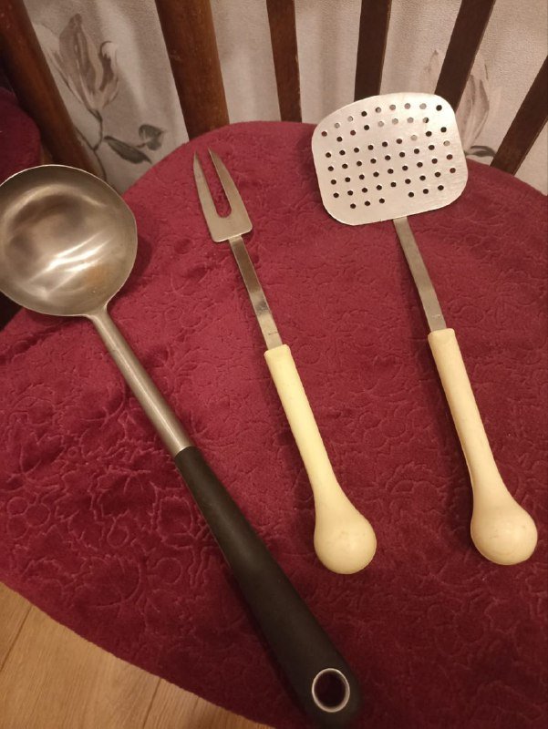 Посуда: сольницы, чайник, чашечки, графины, корзиночка