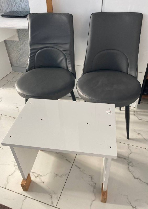 Два стула и журнальный столик