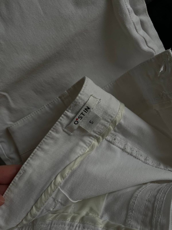 Брюки-карго белые, жилет H&M, брюки-карго спортивные Urban Groove, сумка-клатч Guess 3