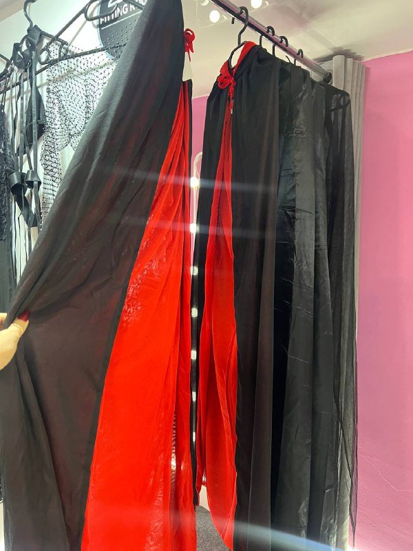 Цветные линзы, шрамы наклейки, плащи, рога на Хеллоуин 5