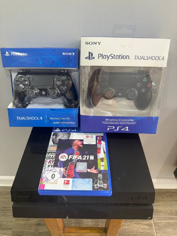 PlayStation 4 Fat 1 TB, 2 контроллера Dualshock 4, игры FIFA 21