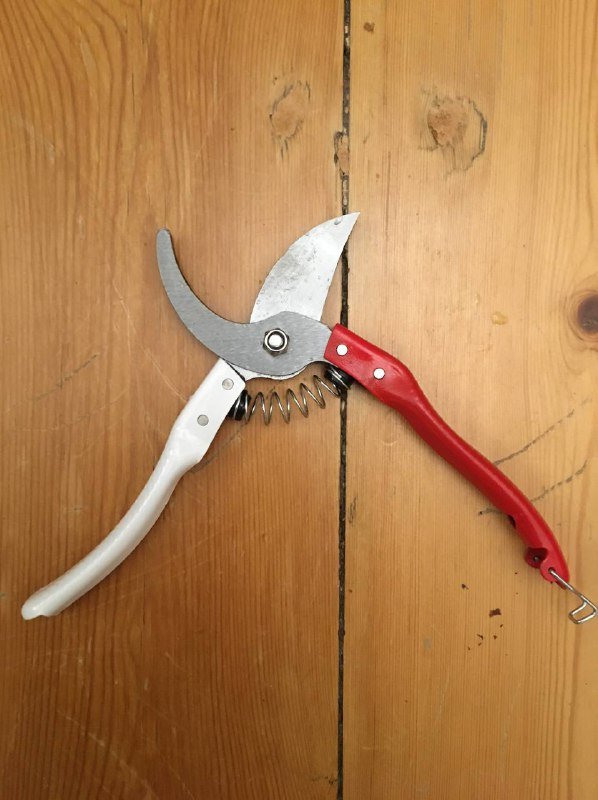 Маркер хайлайтер, глобус, камера наблюдения, ножницы садовые, пассатижи, резиновый молоток, мультитул велосипедный, изолента, ключи и биты, свечи, скакалка, насос и фонарь для велосипеда, коврик джутовый 8