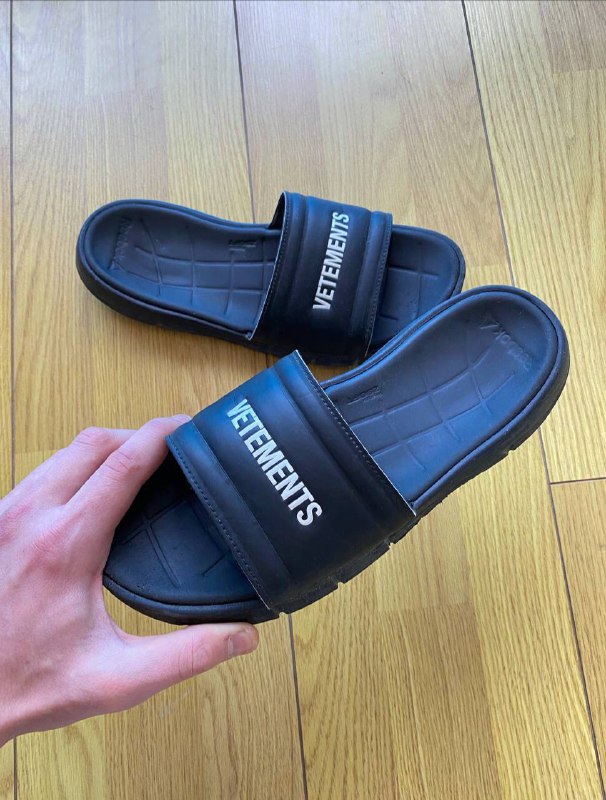 Vetements x Reebok кроссовки, футболка, YZY Pods кроссовки, Vetements x Reebok сланцы 5
