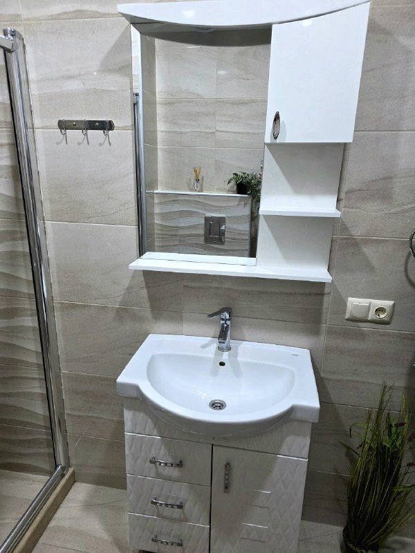 Зеркало, шкафчик, умывальник для ванной комнаты