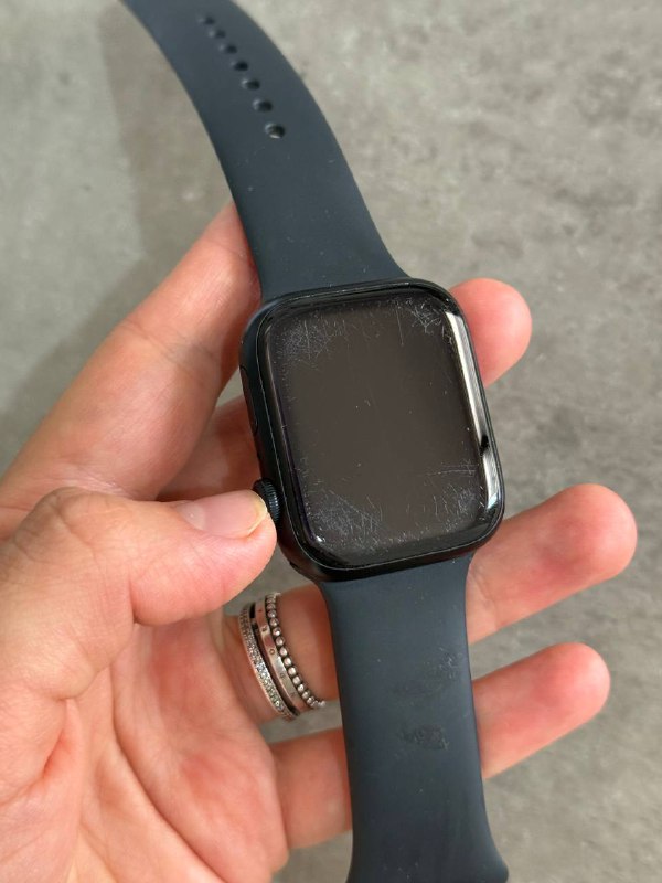 Apple Watch с поцарапанным экраном