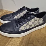Жилет Versace, кеды Gucci, часы Diesel 4