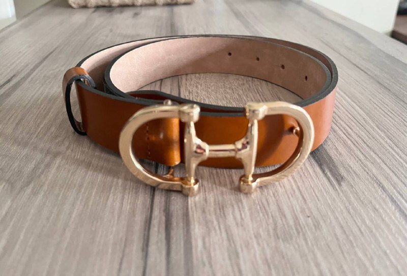 Майка, юбка миди, кожаный ремень, белый тоут, спрей для волос, дымка, духи