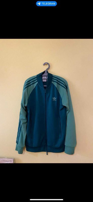 Одежда мужская: рубашки, шорты, брюки, куртка, кошелек