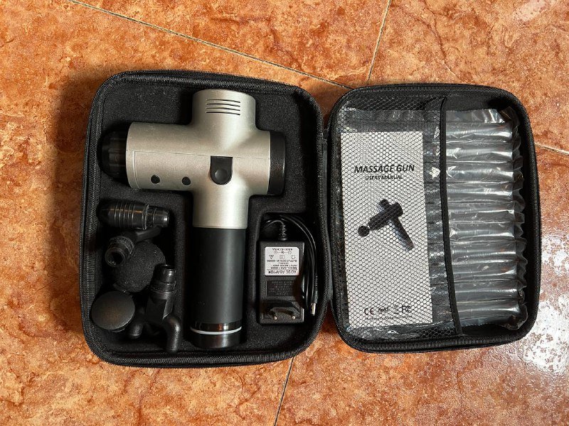 Массажный пистолет с насадками и кейсом
