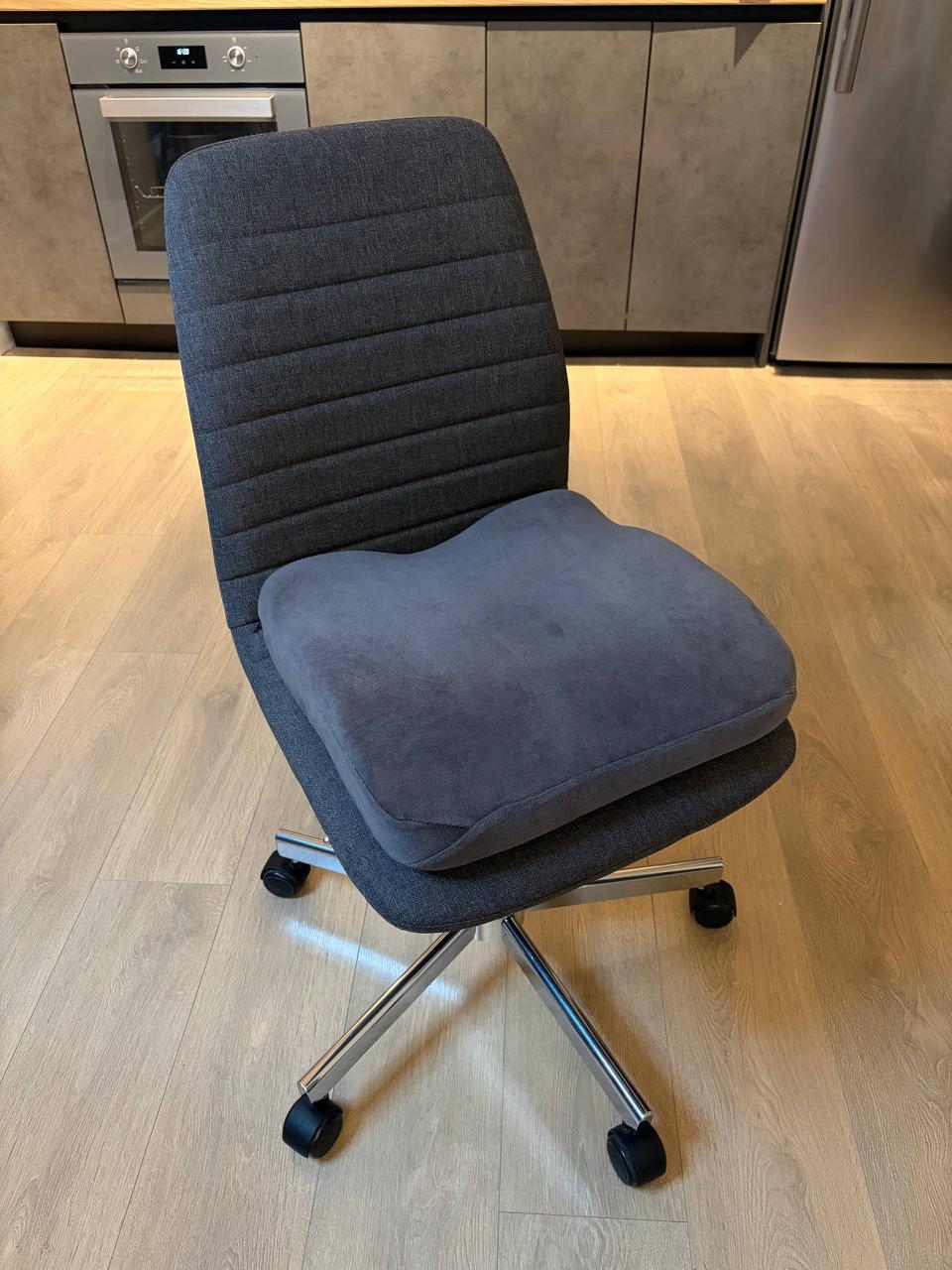 Офисный компьютерный стул Jysk с подушками 6