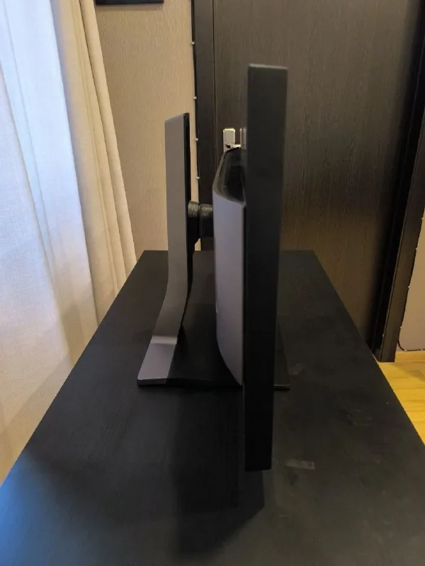 Стол Jysk, монитор Samsung S32D850T 1