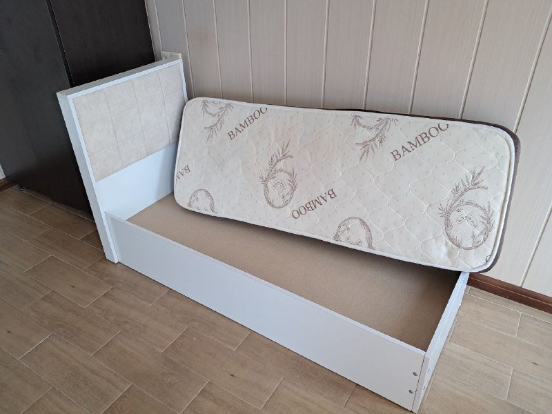 Кровать с матрасом 166x64 см 2
