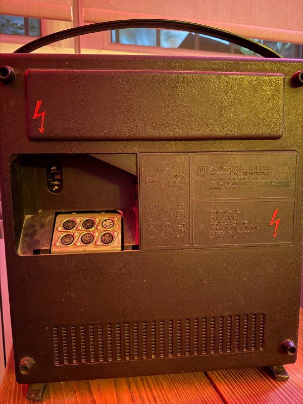 Радиола, бабинный магнитофон, телефон, муз центр, телевизор, арт деко Моторола 2