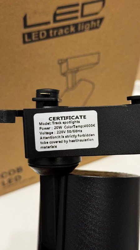Два потолочных спота на рельсах холодного белого света 2