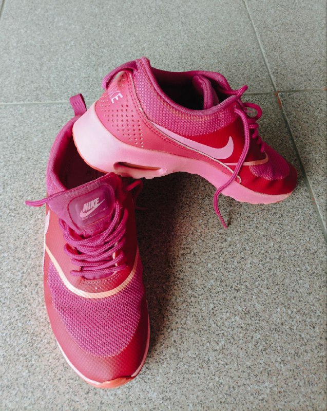 Крассовки NIKE женские 37.5 EUR