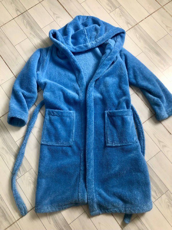 Халат, черные и синие женские джинсы