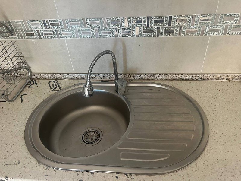 Чайник, раковина с краном, сушка для посуды, посуда, телевизор, диван, стол, стул, столик, кровать, шкаф, раковина и зеркало 2