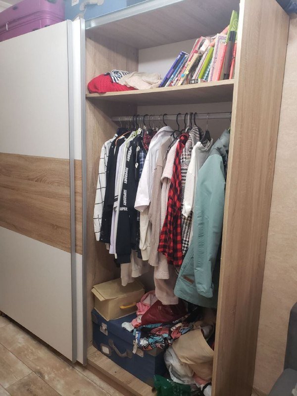 Желтый диван, серый диван, шкаф, письменные столы, кухонный стол, полка 5