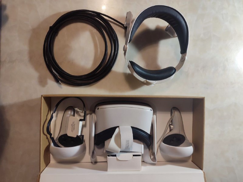 Oculus Quest 2 128GB, USB-C cable, head strap 2