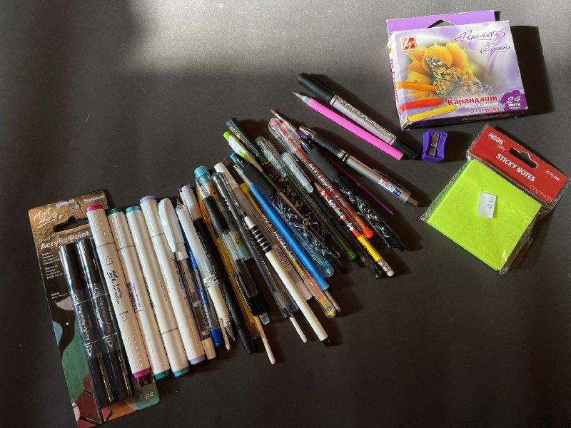 Куча ручек и маркеров
