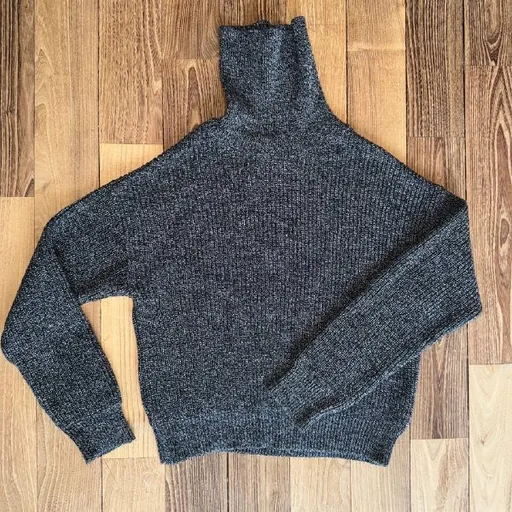 Свитеры Koton, H&M, Zara, поло Levi Strauss & Co, спортивный бра Nike