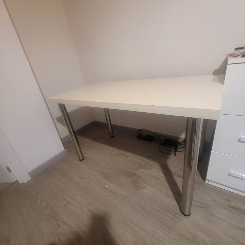 Светлый стол 73×126 см с регулируемыми ножками